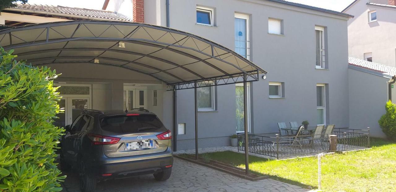 Rainbow Apartment Pula Exterior photo