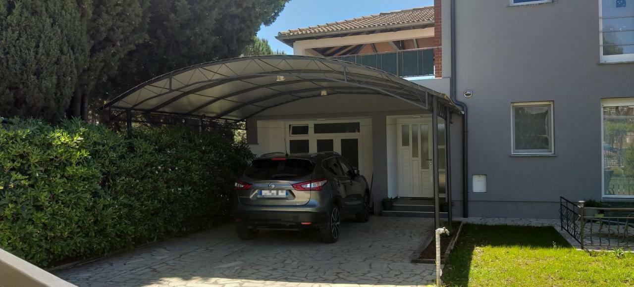 Rainbow Apartment Pula Exterior photo